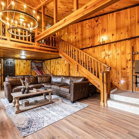 Fun Cabin With Hot Tub, Pool Table & Fire Pit - Big Blue Bryson City Dış mekan fotoğraf