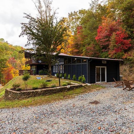 Fun Cabin With Hot Tub, Pool Table & Fire Pit - Big Blue Bryson City Dış mekan fotoğraf