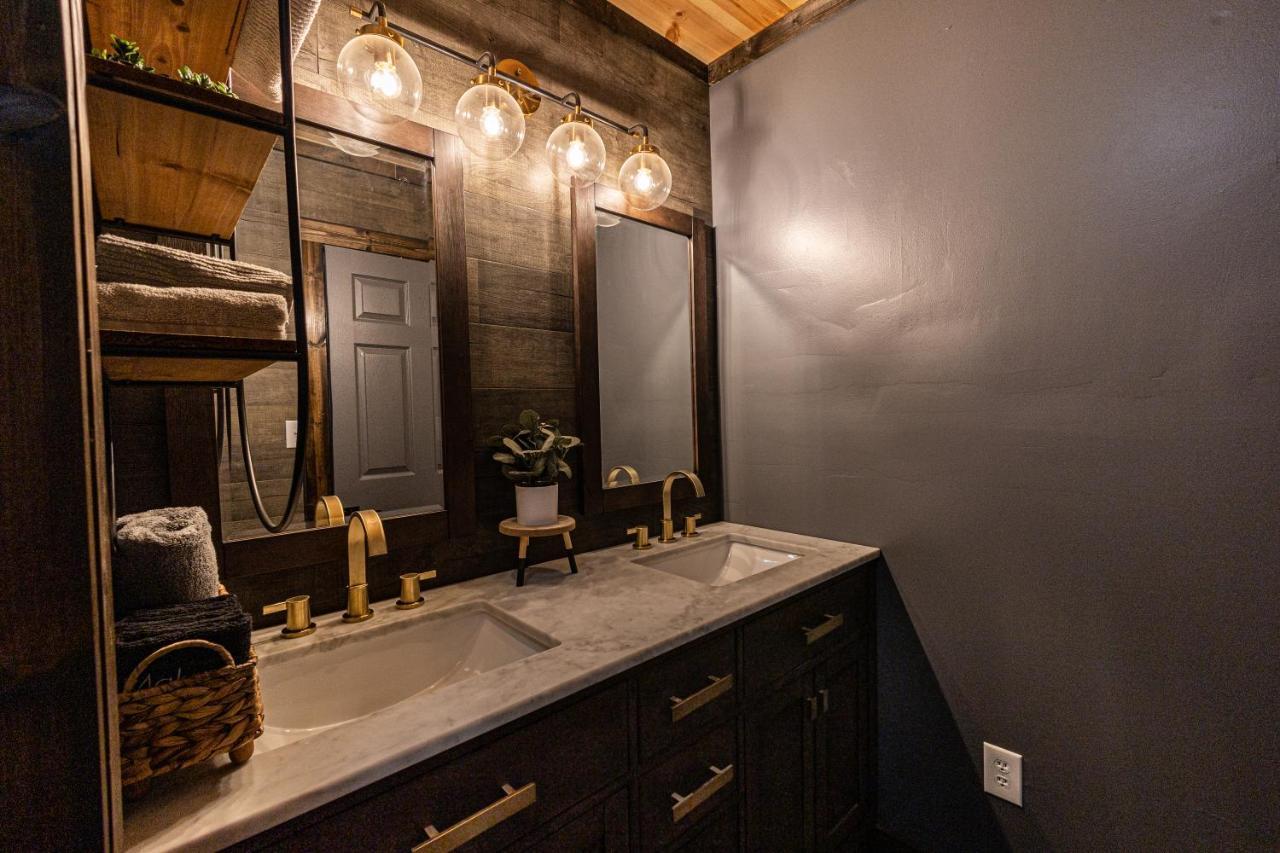 Fun Cabin With Hot Tub, Pool Table & Fire Pit - Big Blue Bryson City Dış mekan fotoğraf