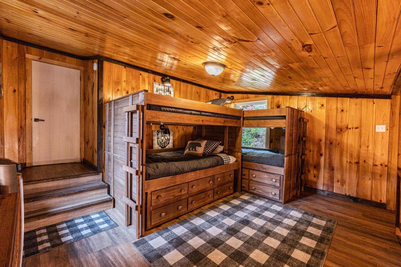 Fun Cabin With Hot Tub, Pool Table & Fire Pit - Big Blue Bryson City Dış mekan fotoğraf