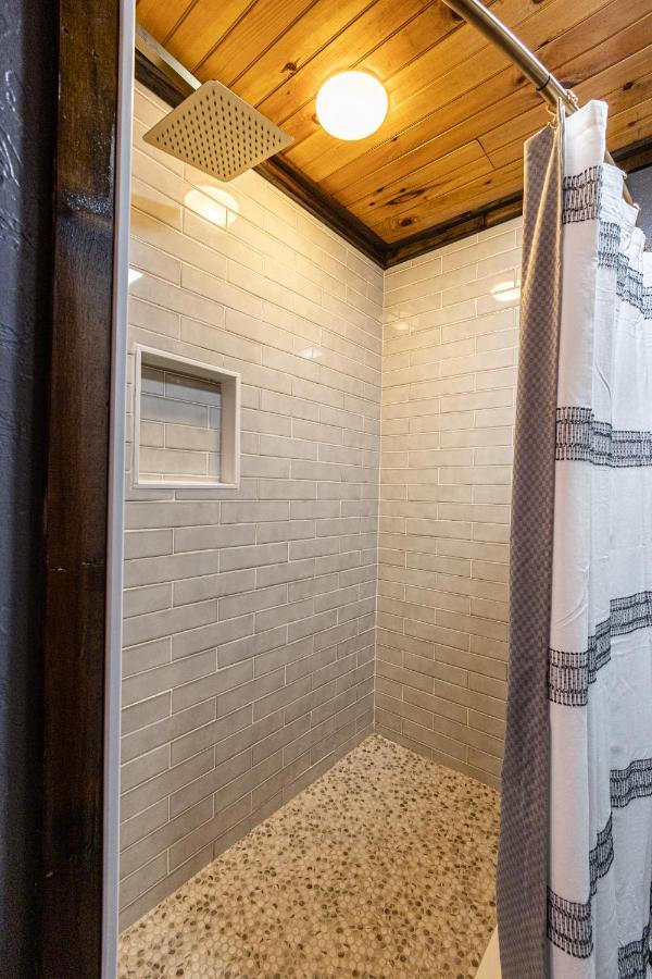 Fun Cabin With Hot Tub, Pool Table & Fire Pit - Big Blue Bryson City Dış mekan fotoğraf
