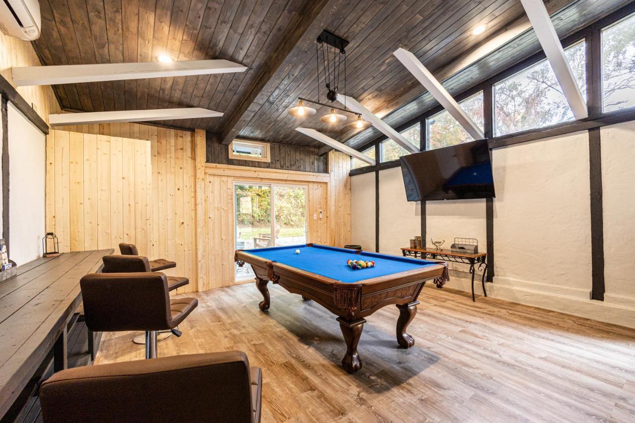 Fun Cabin With Hot Tub, Pool Table & Fire Pit - Big Blue Bryson City Dış mekan fotoğraf