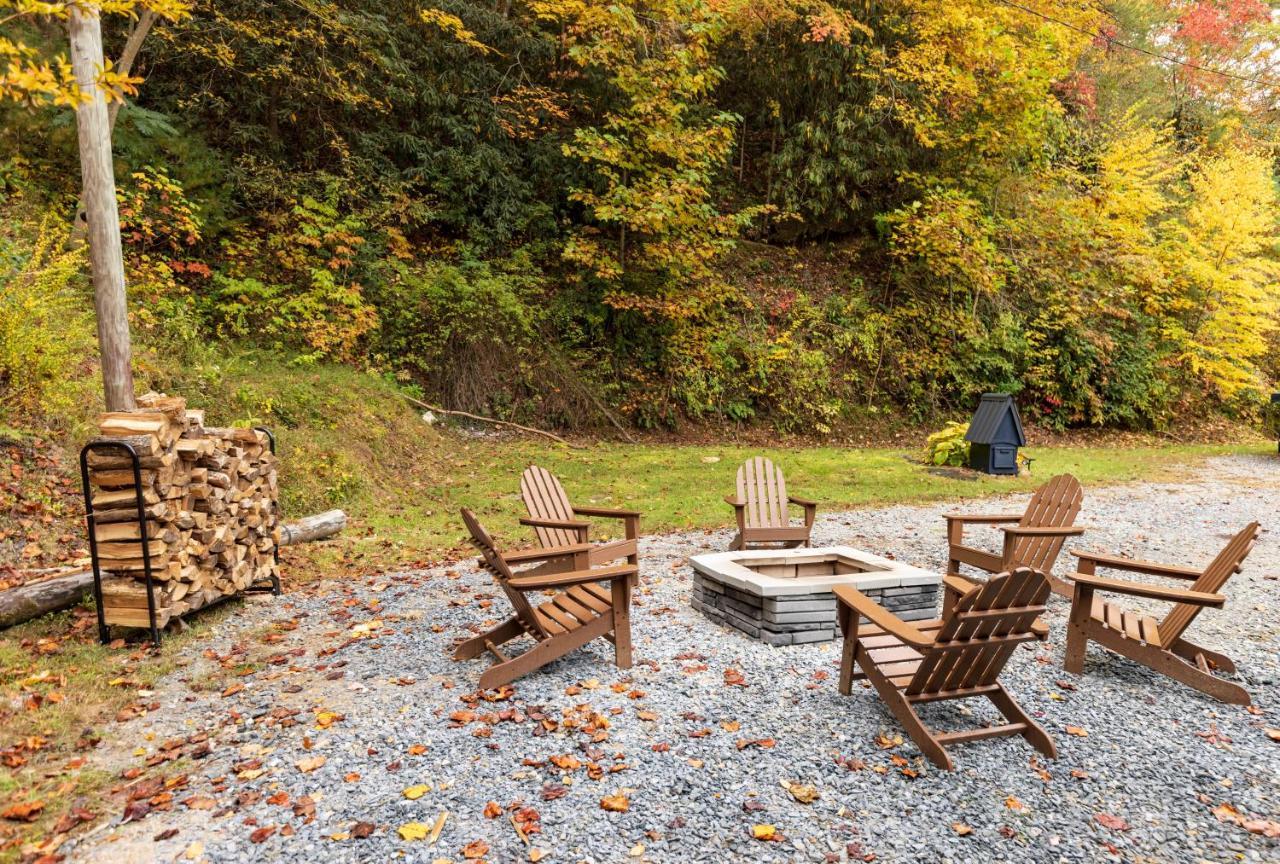 Fun Cabin With Hot Tub, Pool Table & Fire Pit - Big Blue Bryson City Dış mekan fotoğraf