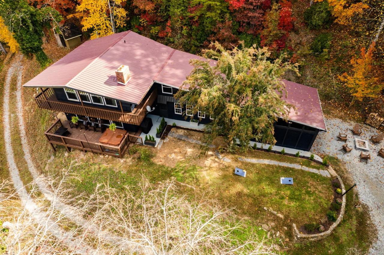 Fun Cabin With Hot Tub, Pool Table & Fire Pit - Big Blue Bryson City Dış mekan fotoğraf