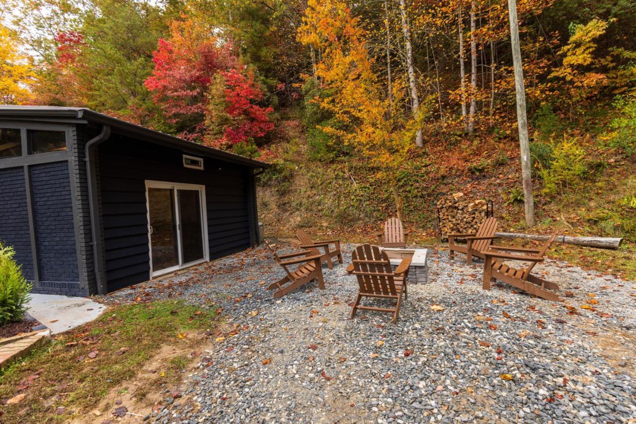Fun Cabin With Hot Tub, Pool Table & Fire Pit - Big Blue Bryson City Dış mekan fotoğraf
