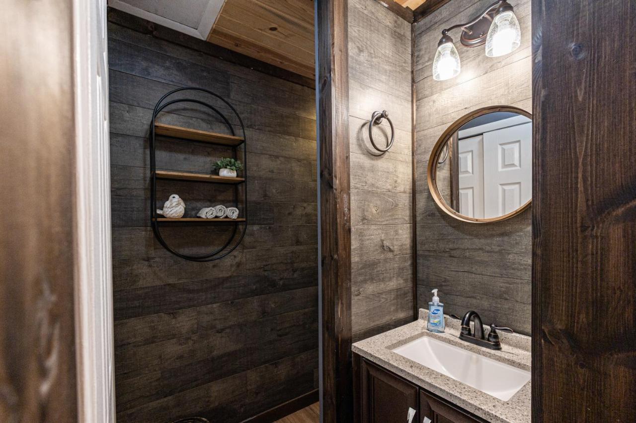 Fun Cabin With Hot Tub, Pool Table & Fire Pit - Big Blue Bryson City Dış mekan fotoğraf