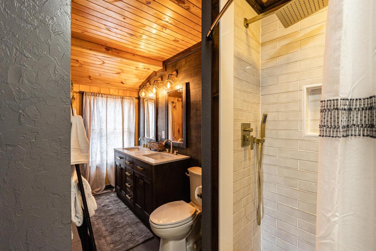 Fun Cabin With Hot Tub, Pool Table & Fire Pit - Big Blue Bryson City Dış mekan fotoğraf
