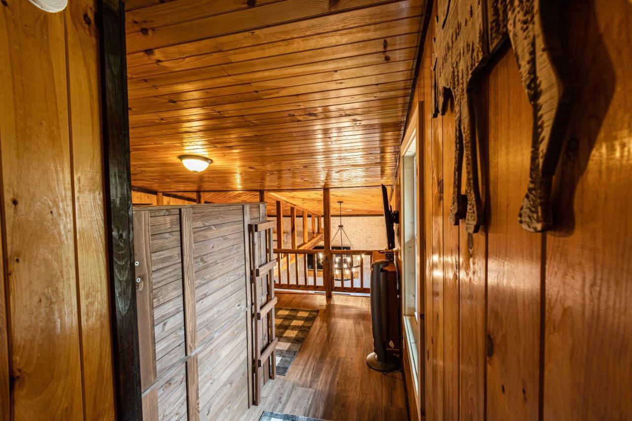 Fun Cabin With Hot Tub, Pool Table & Fire Pit - Big Blue Bryson City Dış mekan fotoğraf