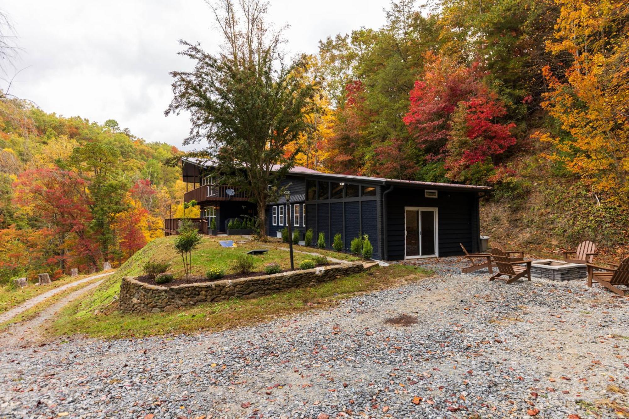 Fun Cabin With Hot Tub, Pool Table & Fire Pit - Big Blue Bryson City Dış mekan fotoğraf