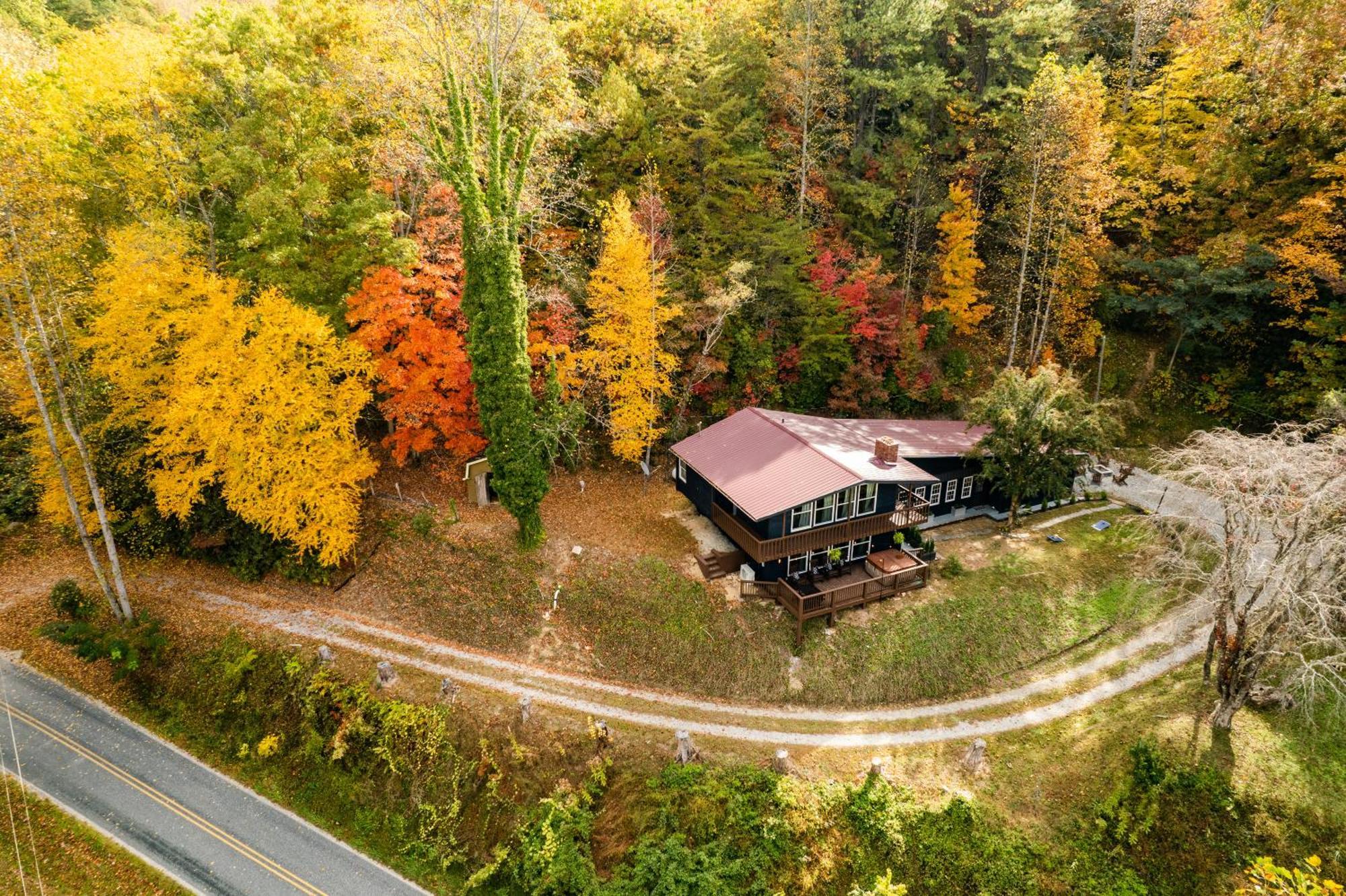 Fun Cabin With Hot Tub, Pool Table & Fire Pit - Big Blue Bryson City Dış mekan fotoğraf